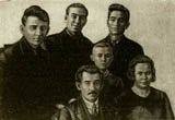 М. Гафури с семьей и близкими друзьями. 1932 г. В первом ряду (слева): Мажит Гафури, его младший сын Халит, жена Зухра Гафури. Во втором ряду: сын Анвер, Сайфи Кудаш, Тариф Гумер.